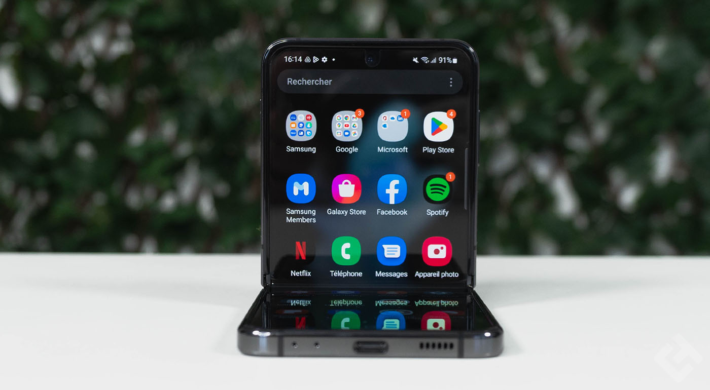 The foldable smartphone market is facing a significant drop